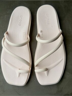 Crocs Women’s Ivory Strappy Toe-Loop Sandals